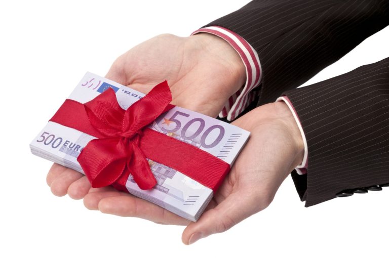 Fördermittelberatung für Vereine in Mecklenburg Hände halten ein Geschenk mit Geldscheinen und rotem Band.
