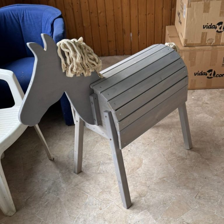 Pädagogisches Spielmaterial Förderung Grauer Holz-Hocker in Pferdeform mit einer Mähne aus Chenille-Garn.